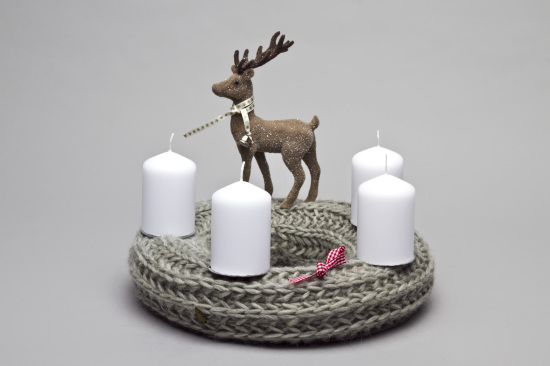 Adventskranz Grau gestrickt mit Hirsch